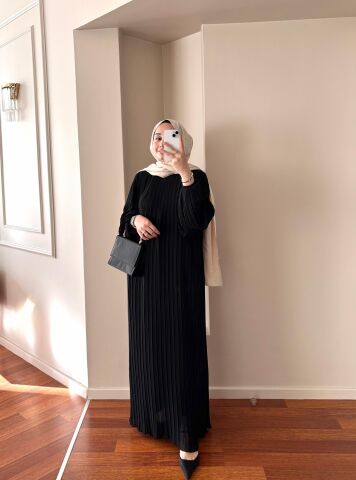 Piliseli Siyah Elbise