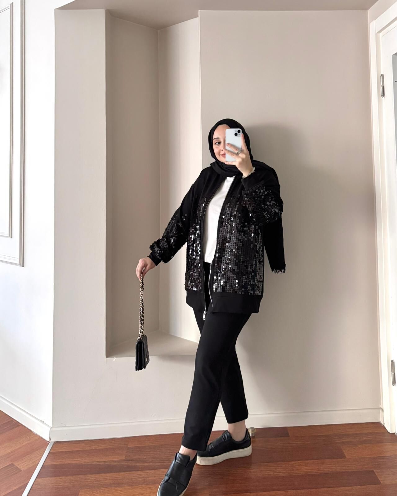 Pul Detaylı Siyah Takım