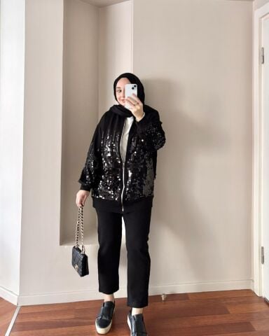 Pul Detaylı Siyah Takım